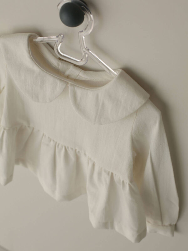 Long sleeve baby shirt made of 100% cotton fabric.